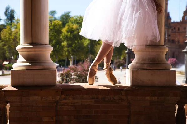 Ballerina Classica Che Balla Tra Due Colonne Marmo Bianco Indossa — Foto Stock