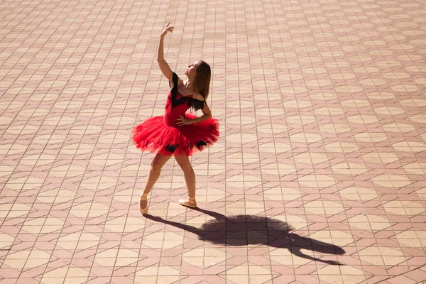 Bailarina Ballet Clásica Bailando Calle Bailarina Lleva Tutú Rojo Está — Foto de Stock