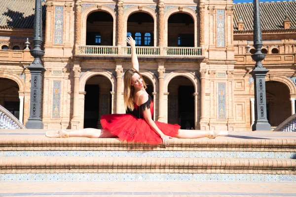 Ballerina Classica Tutù Rosso Con Gambe Aperte Sui Gradini Parco — Foto Stock