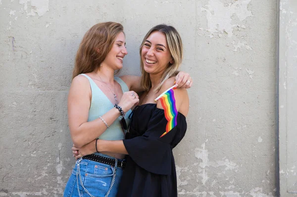 Krásné Mladé Ženy Objímají Ruce Drží Vlajku Homosexuální Hrdosti Dívky — Stock fotografie