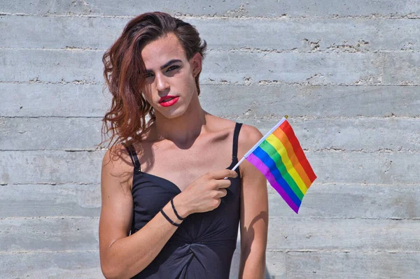 Joven Latina Transexual Sobre Fondo Gris Sosteniendo Bandera Del Orgullo — Foto de Stock
