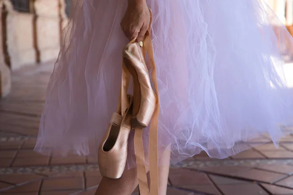 Detalj Balettdansarens Händer Som Håller Skor Med Händerna Klassisk Balett — Stockfoto