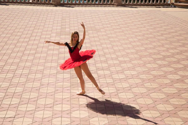 Танцовщица Классического Балета Танцует Улице Танцовщица Одета Красную Пачку Исполняет — стоковое фото