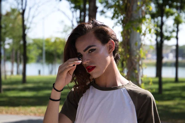 年轻的Latina变性女人正在一个公园里准备开始化妆 以适应她从男孩到女孩的巨大变化 多样性 变性和同性恋言论自由的概念 — 图库照片