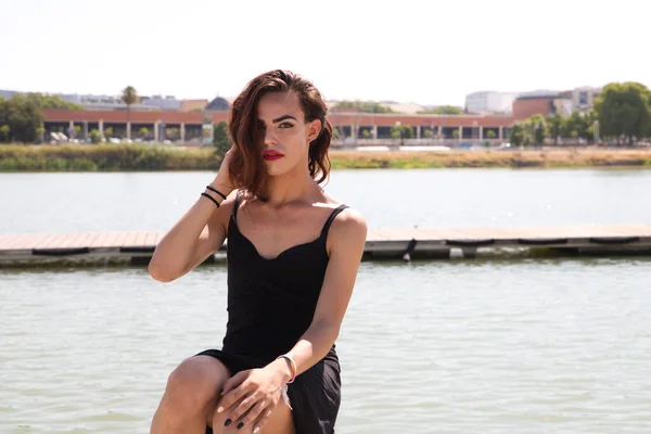 Jonge Latina Transseksuele Vrouw Zittend Pier Een Zwarte Jurk Concept — Stockfoto