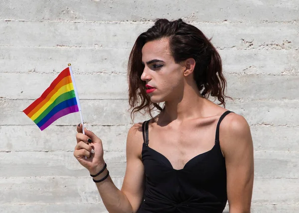 Joven Latina Transexual Sobre Fondo Gris Sosteniendo Bandera Del Orgullo — Foto de Stock