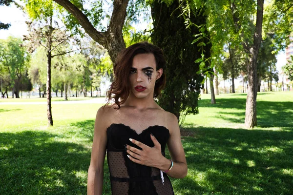 黒のランジェリーを着た若いラティーナとトランスセクシャルの女性 差別のせいで泣き出すマスカラで女はカメラをポーズ 概念の多様性トランスジェンダー同性愛嫌悪 — ストック写真