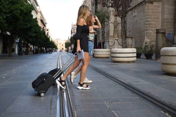 Genç Güzel Kadın Şehri Geziyor Kadınlar Tramvayda Büyük Bir Caddeden — Stok fotoğraf
