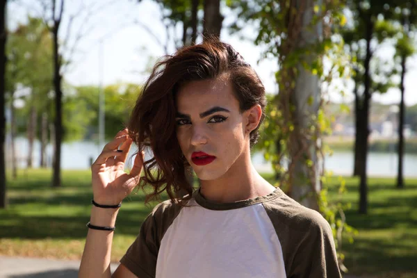年轻的Latina变性女人正在一个公园里准备开始化妆 以适应她从男孩到女孩的巨大变化 多样性 变性和同性恋言论自由的概念 — 图库照片