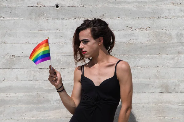 Joven Latina Transexual Sobre Fondo Gris Sosteniendo Bandera Del Orgullo — Foto de Stock