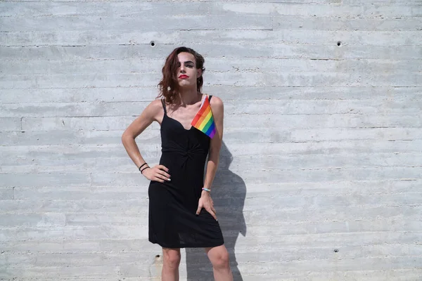 Jovem Latina Transexual Mulher Fundo Cinza Segurando Bandeira Orgulho Gay — Fotografia de Stock