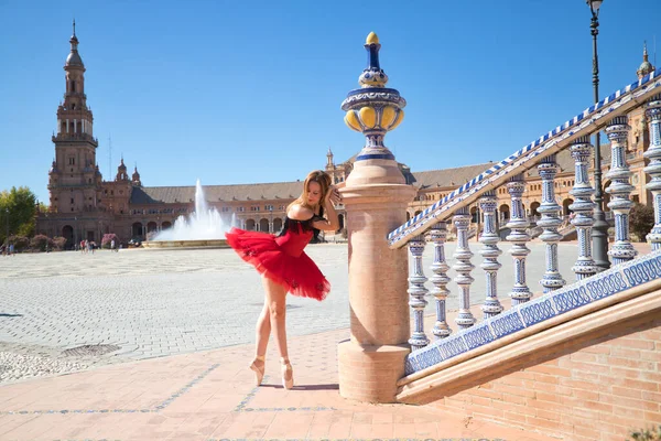 Bailarina Ballet Con Tutú Rojo Apoyado Una Barandilla Del Parque —  Fotos de Stock