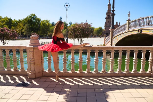 Bailarina Ballet Con Tutú Rojo Apoyado Una Barandilla Del Parque —  Fotos de Stock