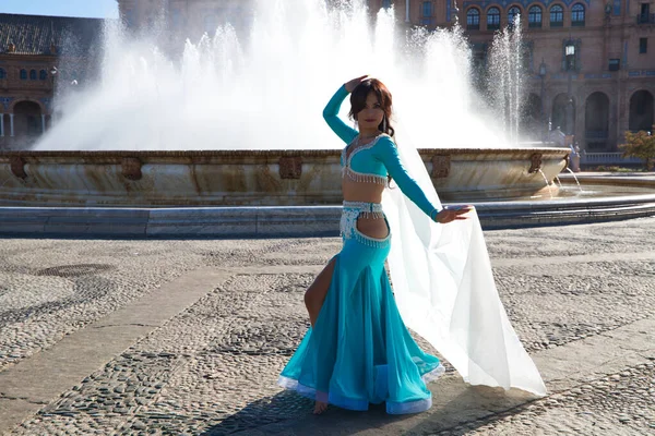 Uma Jovem Bela Dançarina Ventre Dançando Uma Praça Ela Está — Fotografia de Stock