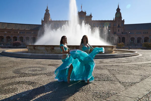 Dos Jóvenes Bellas Bailarinas Del Vientre Bailando Una Plaza Frente —  Fotos de Stock