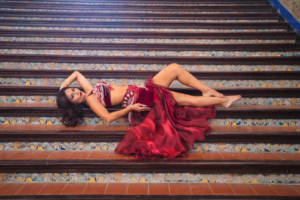 Молодая Красивая Танцовщица Живота Сидит Лестнице Позирует Танцовщица Танцовщице Красное — стоковое фото