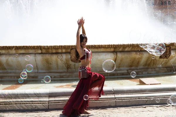 Una Giovane Bella Danzatrice Del Ventre Che Balla Una Piazza — Foto Stock