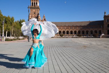 İki genç ve güzel dansçı bir meydanda dans ediyor. Açık mavi giyinmişler ve ellerinde beyaz peçeler var. Afrika ve Asya 'dan gelen dünya folklor kavramı.