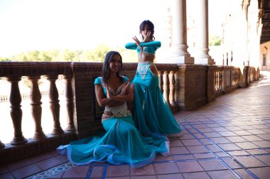 Seville 'de dans eden iki dansçı genç ve güzeller ve tipik bir göbek dansı kostümü giyiyorlar. Dans ve bölgesel folklor kavramı.