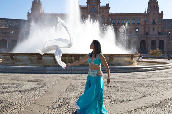 跳正方形舞的年轻美丽的肚皮舞者 她穿着浅蓝色的衣服 手里拿着白色的面纱 来自非洲和亚洲的世界民俗概念 — 图库照片