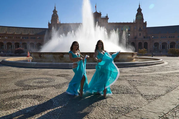 Genç Güzel Dansçı Çeşmenin Önünde Bir Meydanda Dans Ediyorlar Açık — Stok fotoğraf