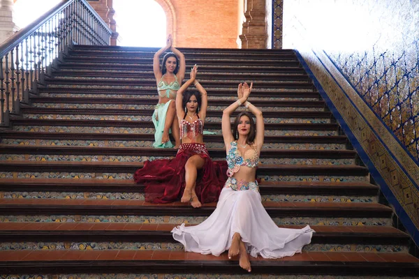 Tres Hermosas Bailarinas Del Vientre Adultas Están Posando Las Escaleras —  Fotos de Stock