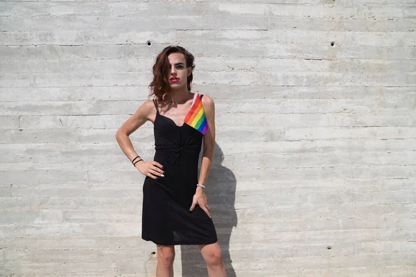 Jovem Latina Transexual Mulher Fundo Cinza Segurando Bandeira Orgulho Gay — Fotografia de Stock