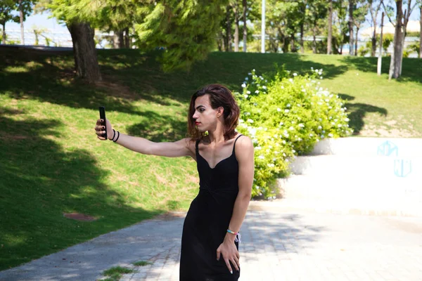 Fiatal Latin Transzszexuális Képeket Készít Mobiljával Fekete Ruhát Visel Fogalom — Stock Fotó
