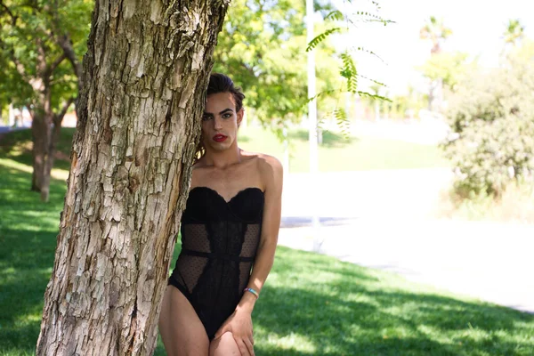 Jonge Latina Transseksuele Vrouw Gekleed Fijne Zwarte Lingerie Vrouw Poseert — Stockfoto