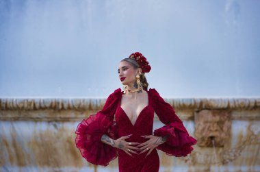 İspanya, Seville 'de bir meydanda flamenko dansı yapan güzel bir kadın. Fırfırlı kırmızı bir elbise giyiyor ve büyük bir sanatla flamenko dansı yapıyor. Flamenko, insanlığın kültürel mirası.