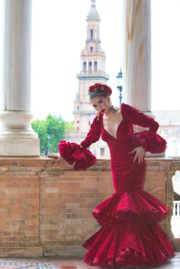 İspanya, Seville 'de bir meydanda iki mermer sütun arasında flamenko dansı yapan güzel bir kadın. O, kırmızı bir fırfırlı elbise giyiyor. Flamenko, insanlığın kültürel mirası.