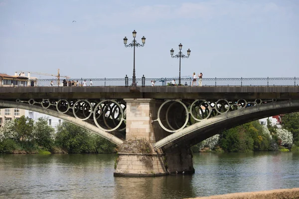 Isabel II Köprüsü veya Seville, Endülüs, İspanya 'daki nehir üzerindeki Triana Köprüsü