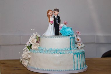 Düğün pastasında gelin ve damadın heykelcikleri