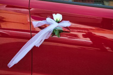 Düğün arabasının, düğün sırasında bir buket çiçekli yakın çekimi.