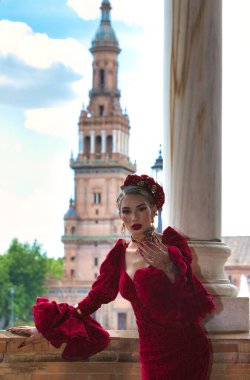 İspanya, Seville 'de bir meydanda iki mermer sütun arasında flamenko dansı yapan güzel bir kadın. O, kırmızı bir fırfırlı elbise giyiyor. Flamenko, insanlığın kültürel mirası.