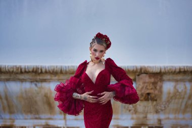 İspanya, Seville 'de bir meydanda flamenko dansı yapan güzel bir kadın. Fırfırlı kırmızı bir elbise giyiyor ve büyük bir sanatla flamenko dansı yapıyor. Flamenko, insanlığın kültürel mirası.