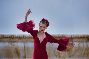 İspanya, Seville 'de bir meydanda flamenko dansı yapan güzel bir kadın. Fırfırlı kırmızı bir elbise giyiyor ve büyük bir sanatla flamenko dansı yapıyor. Flamenko, insanlığın kültürel mirası.