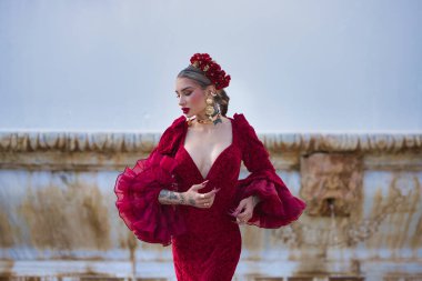 İspanya, Seville 'de bir meydanda flamenko dansı yapan güzel bir kadın. Fırfırlı kırmızı bir elbise giyiyor ve büyük bir sanatla flamenko dansı yapıyor. Flamenko, insanlığın kültürel mirası.