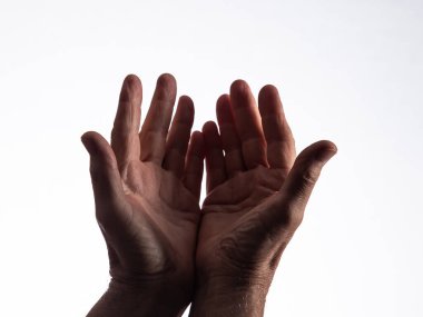 Kırışık avuç içleri beyaz arka planda yardım istiyor..