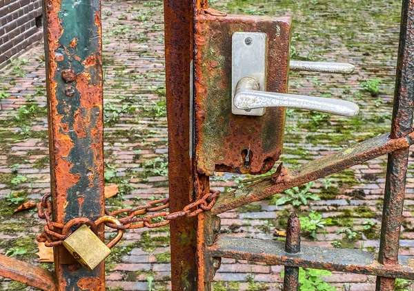 Alter Rostiger Eisenzaun Mit Einem Verrosteten Schloss Das Einer Kette — Stockfoto