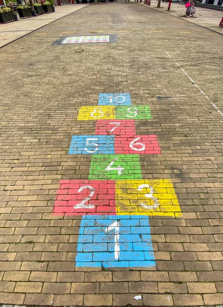 Seksek. Tuğla kaldırıma boyanmış çocuk parkı oyunu. 