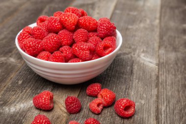 Tahta arka planda tatlı yaz ahududu, çileklere odaklan..