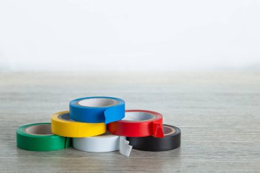 Ahşap yüzeyde altı renkli şerit var: yeşil, sarı, mavi, beyaz, kırmızı ve siyah..