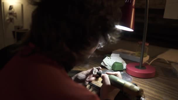 Женщина Работает Инструментами Ремесленной Мастерской Использует Инструмент — стоковое видео