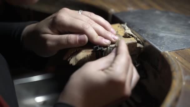 Primer Plano Una Mujer Que Trabaja Con Herramientas Taller Artesanal — Vídeo de stock