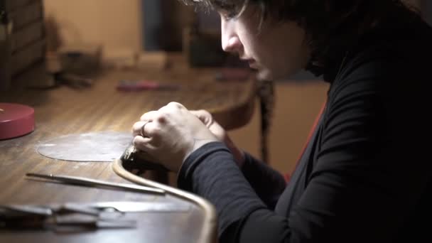 Mujer Trabajando Con Herramientas Taller Artesanal Ella Está Usando Una — Vídeo de stock