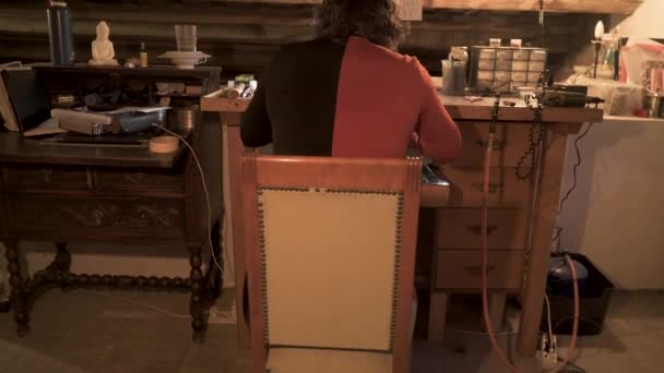 Mulher Trabalhando Com Ferramentas Oficina Artesanato Ela Está Usando Uma — Vídeo de Stock