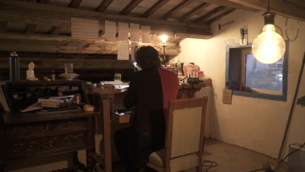 Mulher Trabalhando Com Ferramentas Oficina Artesanato Ela Está Usando Uma — Vídeo de Stock