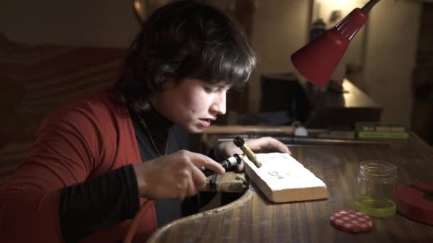 Mujer Trabajando Con Herramientas Taller Artesanal Ella Está Usando Una — Vídeo de stock