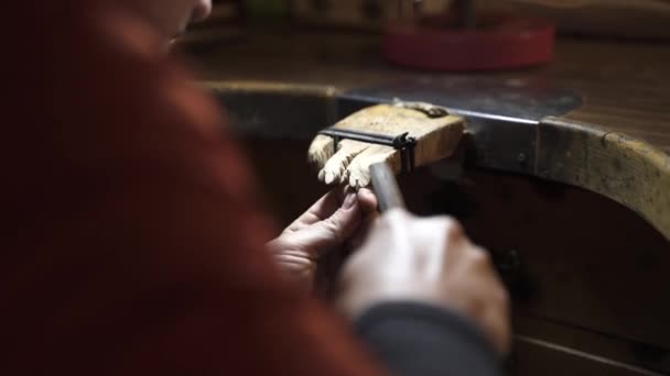 Mujer Trabajando Con Herramientas Taller Artesanal Ella Está Usando Una — Vídeos de Stock